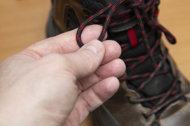 鞋带在鞋上。图片下载