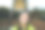 在乞力马扎罗山地区，一名年轻的徒步旅行者微笑着自拍前往营地图片下载