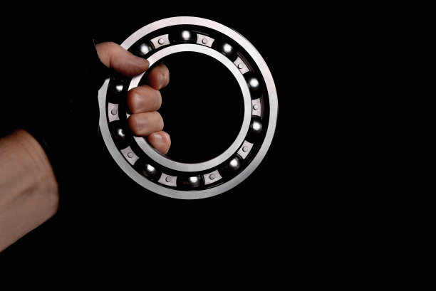 手心滚珠在黑色手套上，黑色背景，空白为创意，特写复制空间选择性聚焦图片下载