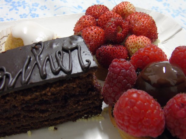 有水果和巧克力的甜蛋糕图片下载