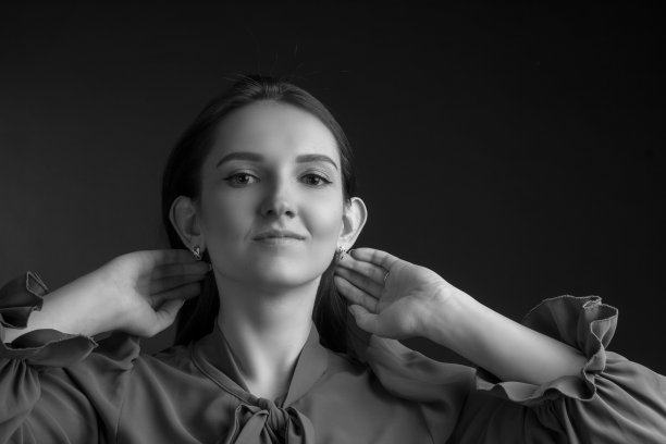 黑白人像年轻的女孩在黑色的背景图片下载