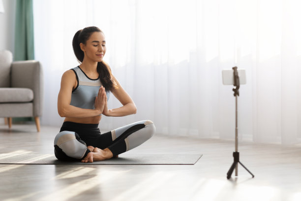 运动女人瑜伽老师广播从家里图片下载