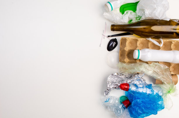 可以回收的垃圾样品被隔离在白色背景上。本空间图片下载