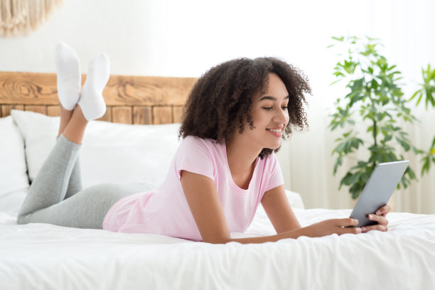 2019冠状病毒病隔离期间，您可以在家中享受舒适的休息、视频通话和聊天图片下载