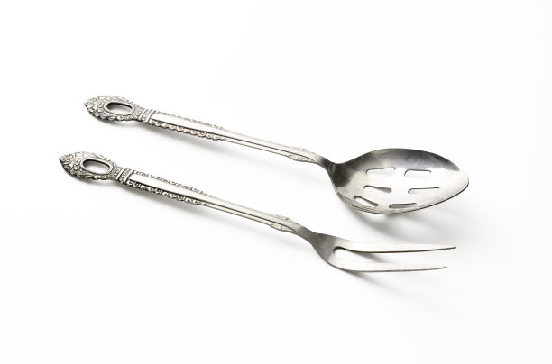 孤立的镜头厨房勺子和烧烤叉在白色的背景。图片下载