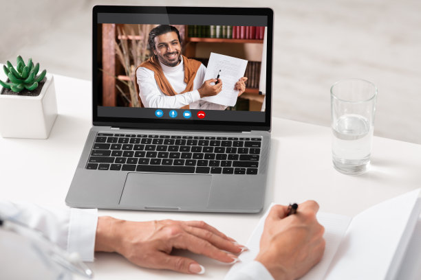 一个面目全非的女人在网上上课，用笔记本电脑图片下载