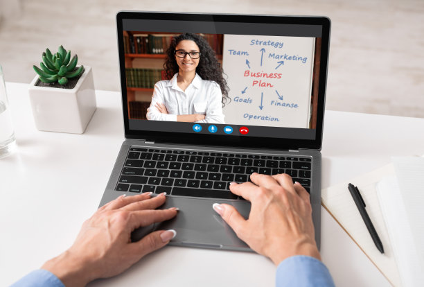 一个面目全非的女人在用笔记本电脑和商务教练视频通话图片下载