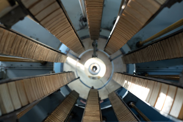 巨大的工业机器或其他设备的一部分，里面有长长的木制细节图片下载