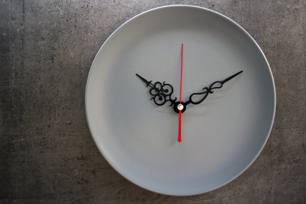 盘上的时钟箭头。图片下载