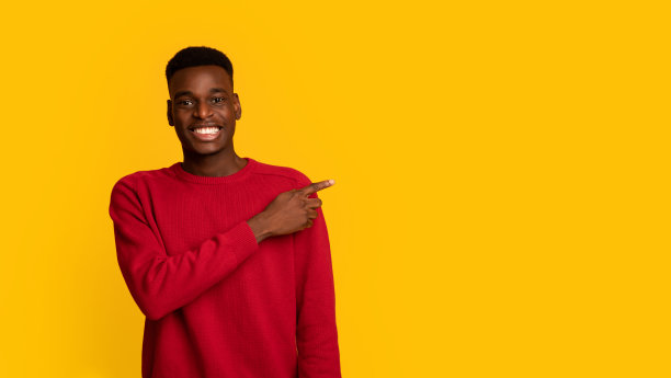 酷的报价。积极的非洲人指着黄色背景的拷贝空间图片下载