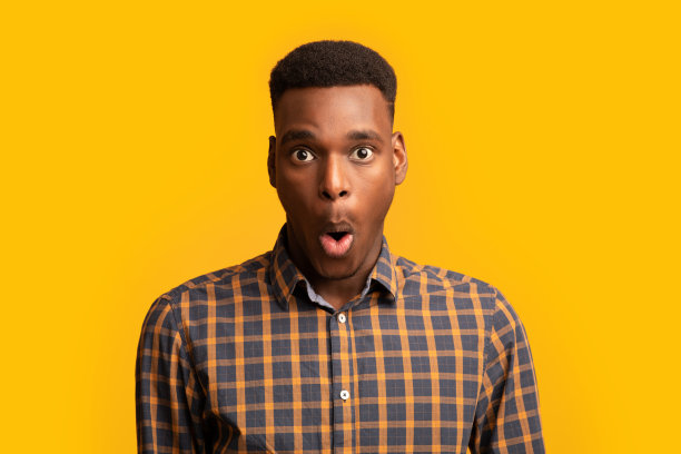 令人惊讶的非裔美国人的肖像惊讶地张了嘴，黄色背景图片下载