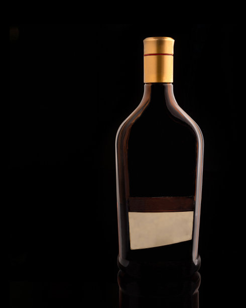 黑色背景上的玻璃瓶图片下载