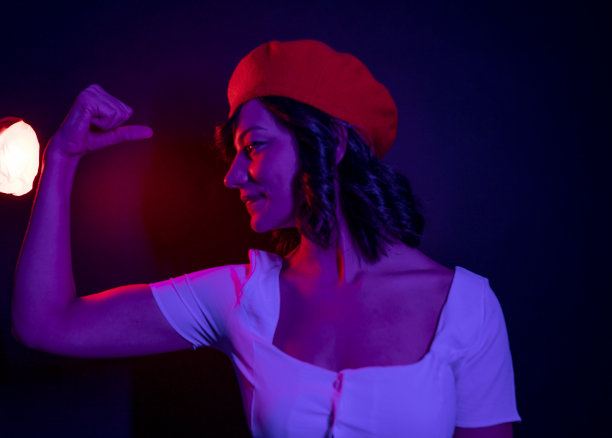 女人展示她的力量。女性与女权主义概念图片下载