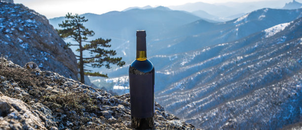 雪中的酒图片下载