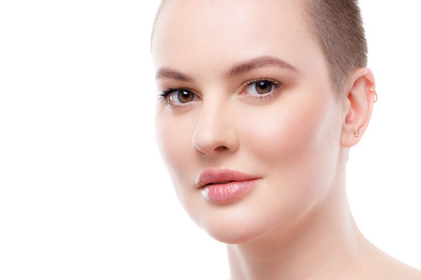 一个美丽的短发女人的肖像，有着完美的容光焕发的皮肤图片下载