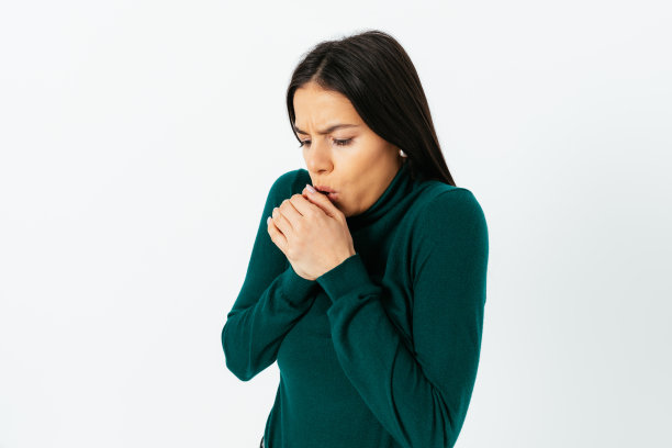 穿着绿色高领毛衣的年轻女子图片下载