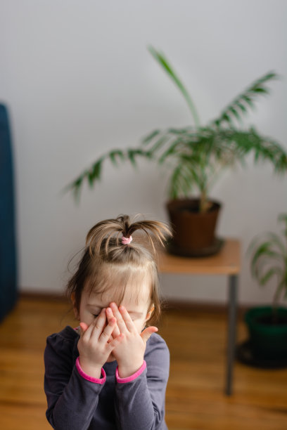 女孩的尾巴遮住了她的脸和胳膊图片下载
