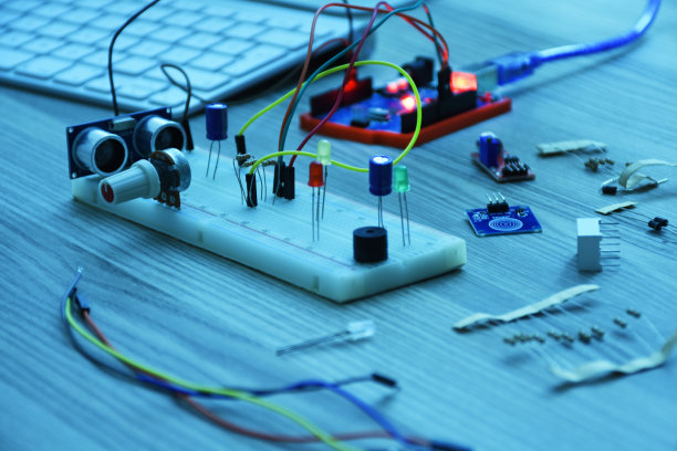 人工智能设备。Arduino项目，实验板，电子模块桌面上图片下载