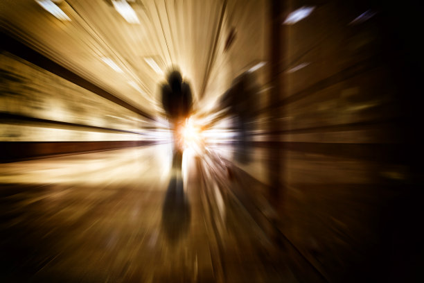 在隧道中行走的人图片下载