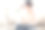 开心的波波头女人的侧面照片，拿着笔记本电脑，坐在沙发里，在屋里笑好心情图片下载