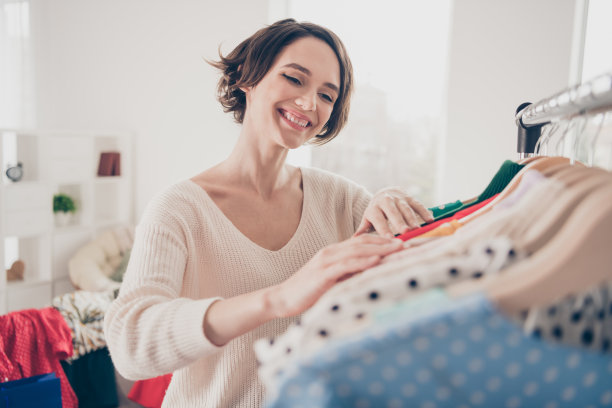 迷人的漂亮女人的照片选择挑选衣架衣柜购物狂室内室内客厅图片下载
