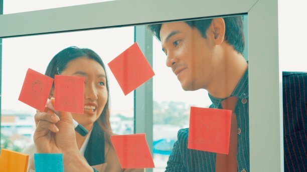 商业人士在项目规划委员会工作图片下载