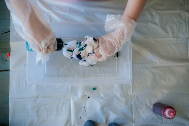 头顶上的一个孩子的手染色织物图片下载