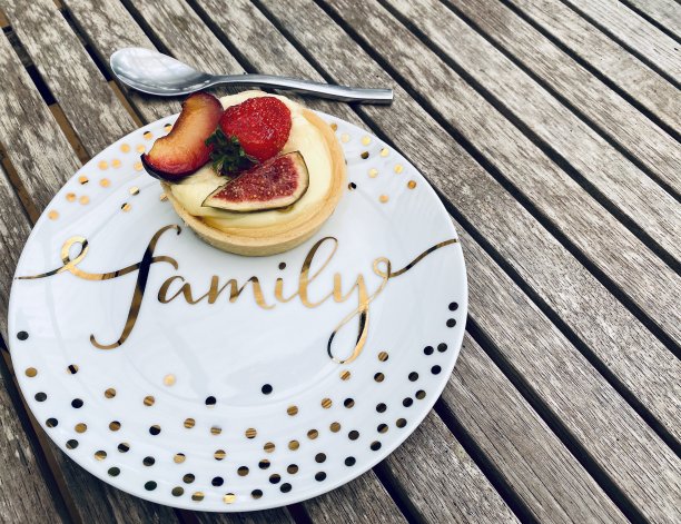 家庭餐盘上的迷你果馅饼图片下载