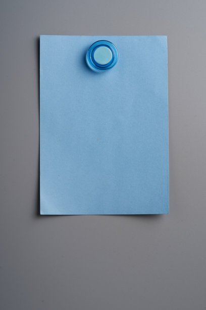 磁性板和蓝色空白便条图片下载