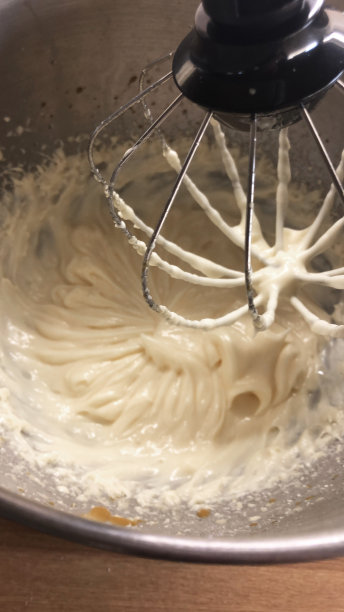 在电动食品加工机中，由金属气球搅拌器混合的面糊图片下载