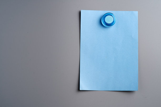 磁性板和蓝色空白便条图片下载