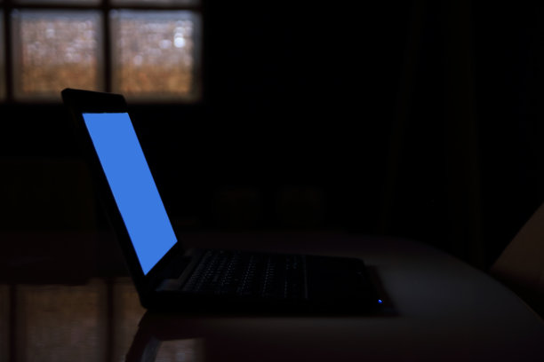 夜深人静的蓝屏笔记本电脑图片下载