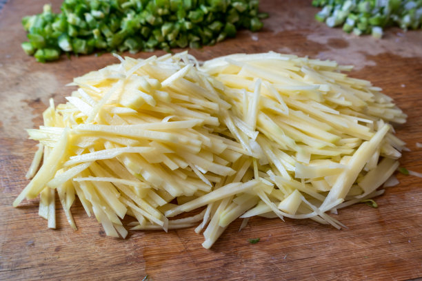 切好的生土豆放在砧板上图片下载