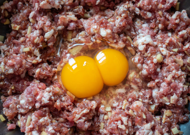 把肉末和其他材料放在碗里做肉丸图片下载