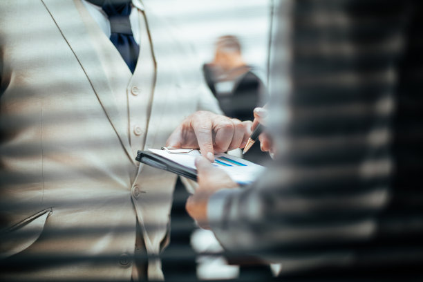 关闭了。女商人在写字板上记笔记图片下载