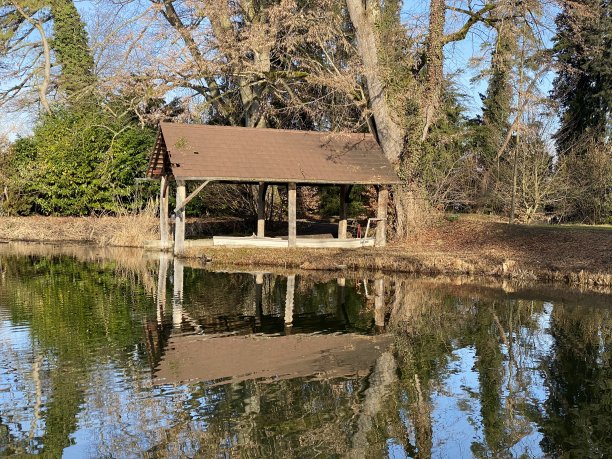 位于苏黎世湖(苏黎世湖或苏黎世湖)Au半岛上的Au (Ausee)湖，Wädenswil (Waedenswil) -瑞士苏黎世州(Zuerich)图片下载