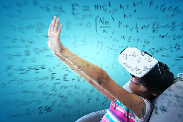 女孩在沙发上佩戴虚拟现实模拟器的合成图像图片下载