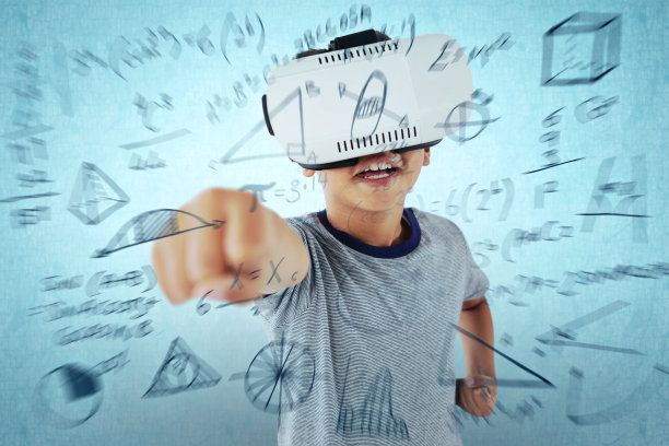 微笑的男孩戴着虚拟耳机玩耍的合成图像图片下载