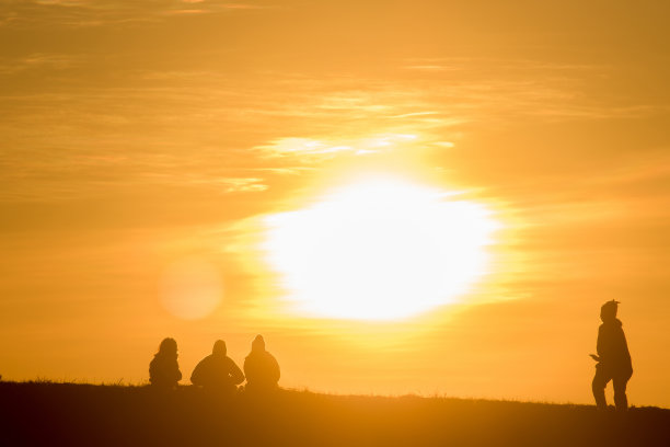 旅行者在橘色的灯光下剪影图片下载
