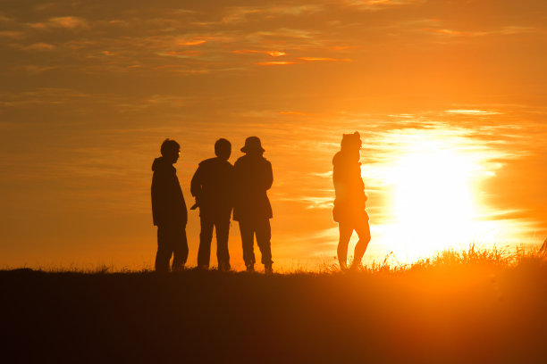 旅行者在橘色的灯光下剪影图片下载