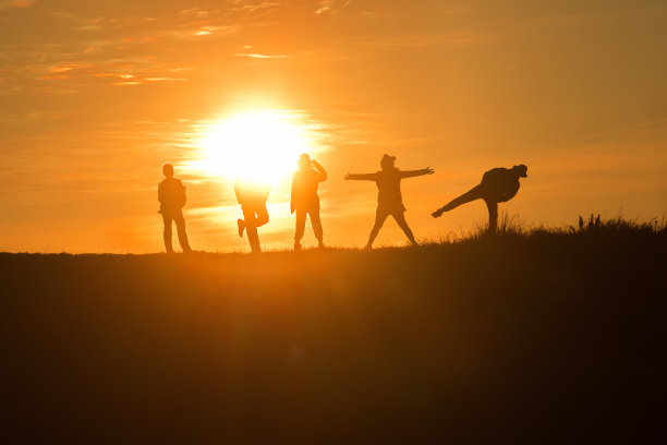 旅行者在橘色的灯光下剪影图片下载