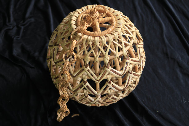 漂亮的手工制作的灯笼罩由天然藤条制成，非常适合装饰和室内。图片下载