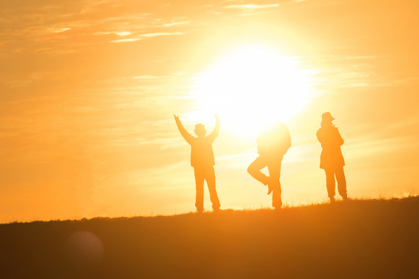 旅行者在橘色的灯光下剪影图片下载