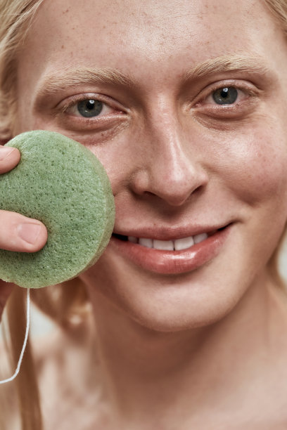 年轻男子的肖像，拿着脸部海绵图片下载