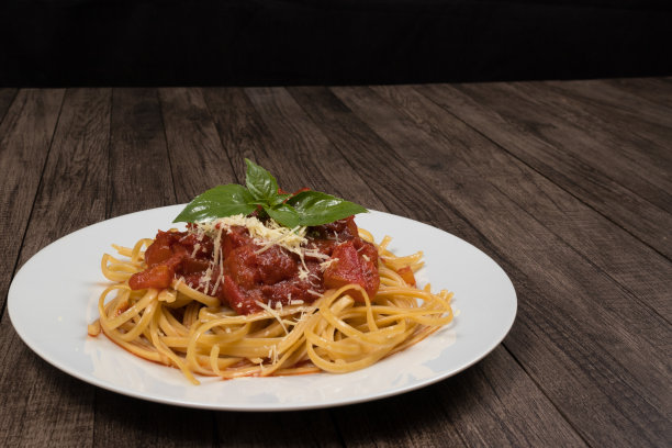 意大利面配乡村番茄酱，罗勒叶和碎奶酪。红酱芝士意大利面。图片与文字空间。意大利美食图片下载