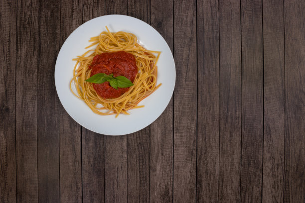 罗勒叶苏戈酱意大利面。顶视图的照片。典型的意大利食品。红酱意大利面。Bavette面条图片下载