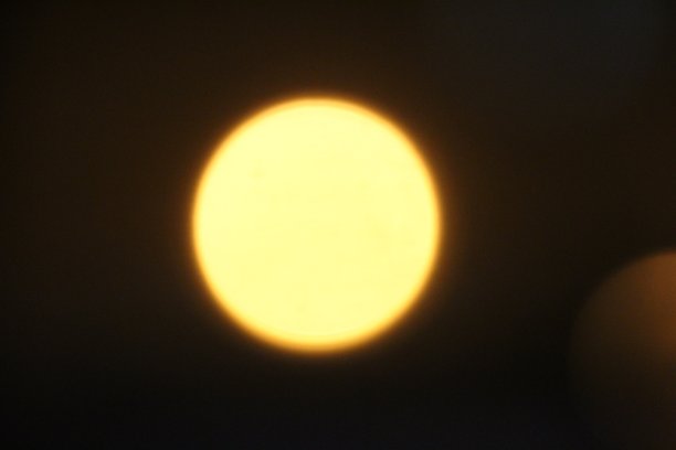 小朵白云在白天湛蓝的天空中，自然的背景。小朵白云在白天湛蓝的天空中，自然的背景。图片下载