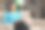 一个女人拿着日记坐在家里的沙发上。:库存图片图片下载