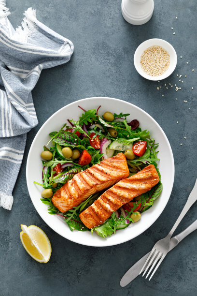 烤鲑鱼片和新鲜蔬菜沙拉。地中海饮食。图片下载