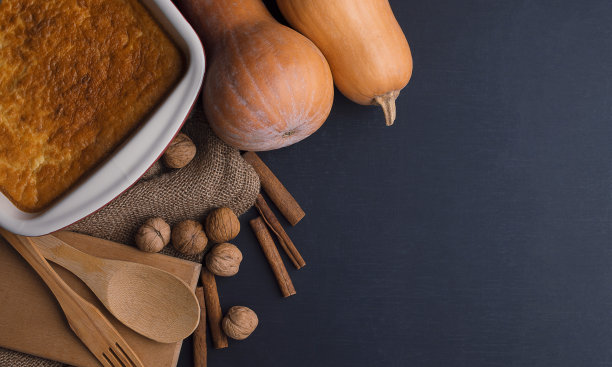 概念自制秋季烘焙与南瓜，食物配料，香料。为感恩节做南瓜派。图片下载